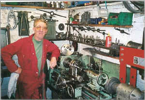 lathe.jpg (71711 bytes)